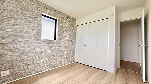 洋室5.25帖　ニュアンスカラーのアクセントクロスでモダンな風合いのお部屋です