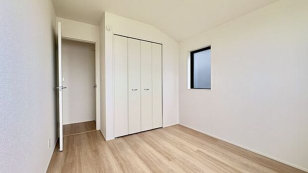 洋室5.25帖　どんな家具で似合うお部屋です。