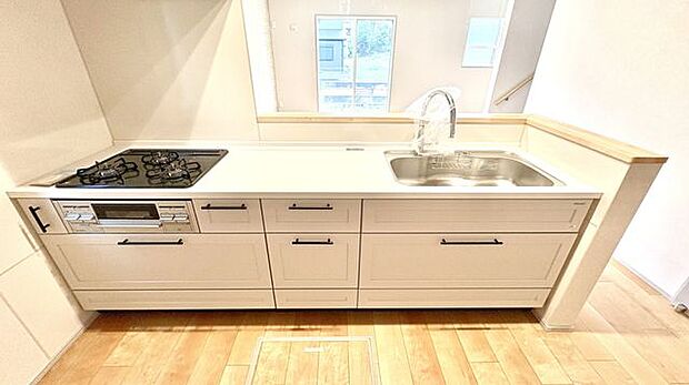 対面キッチンなので、リビングダイニングで学習するお子様を見守りながらお料理をすることもできます。