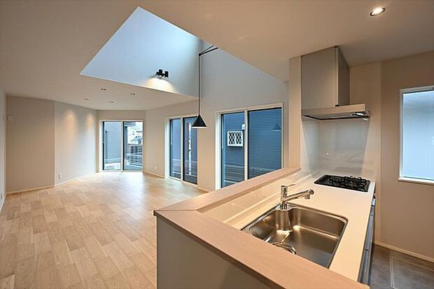 【建築例】建物は狭山不動産SAN+（サンプラス）高性能ZEH住宅（太陽光設置プラン案）の本体面積28.5〜30坪迄目安、1800万円（税込）で建築可能。長期優良住宅認定、耐震等級3の家。