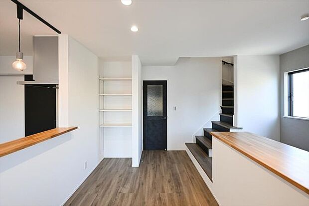 建物は狭山不動産（株）SAN+（サンプラス）高性能ZEH住宅（太陽光設置プラン案）の本体面積28.5〜30坪迄目安、坪単価約61.6万円（税込）で建築可能。