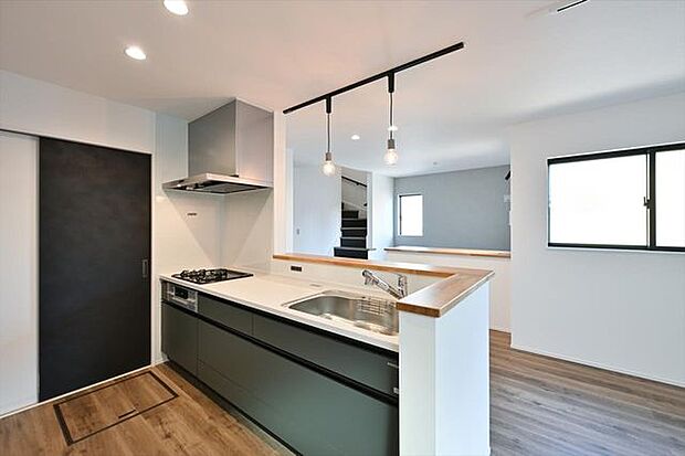 建物は狭山不動産（株）SAN+（サンプラス）高性能ZEH住宅（太陽光設置プラン案）の本体面積28.5〜30坪迄目安、坪単価約61.6万円（税込）で建築可能。