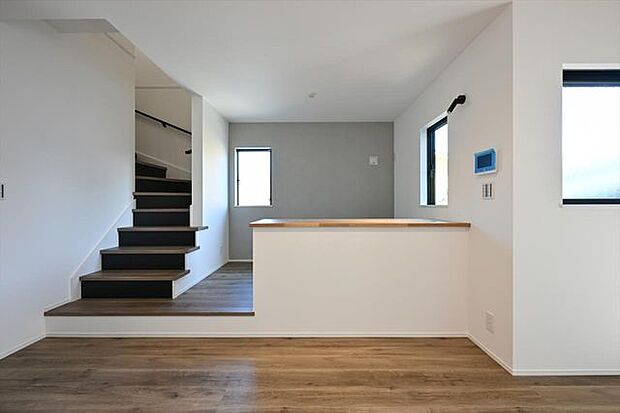 建物は狭山不動産（株）SAN+（サンプラス）高性能ZEH住宅（太陽光設置プラン案）の本体面積28.5〜30坪迄目安、坪単価約61.6万円（税込）で建築可能。