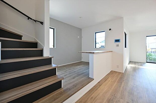 建物は狭山不動産（株）SAN+（サンプラス）高性能ZEH住宅（太陽光設置プラン案）の本体面積28.5〜30坪迄目安、坪単価約61.6万円（税込）で建築可能。