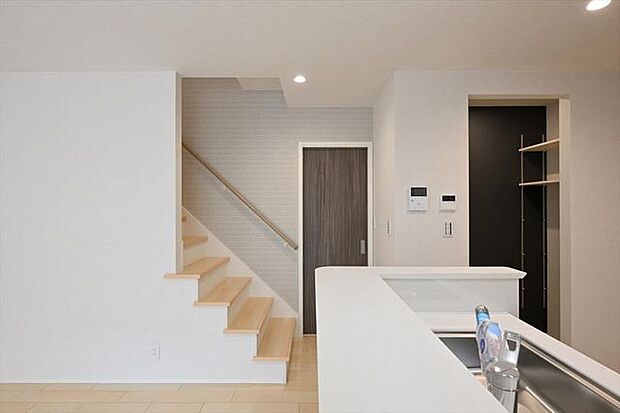 建物は狭山不動産(株)SAN+(サンプラス)高性能ZEH住宅(太陽光設置プラン案)の本体面積28.5〜30坪迄目安、坪単価約61.6万円(税込)で建築可能。