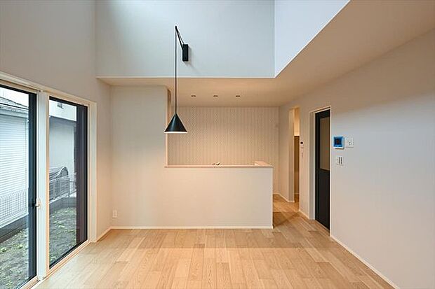 建物は狭山不動産（株）SAN+（サンプラス）高性能ZEH住宅（太陽光設置プラン案）の本体面積28.5〜30坪迄目安、坪単価約61.6万円（税込）で建築可能。