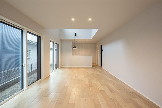 建物は狭山不動産（株）SAN+（サンプラス）高性能ZEH住宅（太陽光設置プラン案）の本体面積28.5〜30坪迄目安、坪単価約61.6万円（税込）で建築可能。