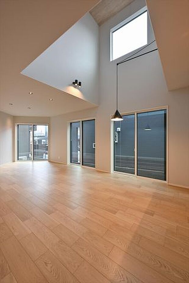 建物は狭山不動産(株)SAN+(サンプラス)高性能ZEH住宅(太陽光設置プラン案)の本体面積28.5〜30坪迄目安、坪単価約61.6万円(税込)で建築可能。