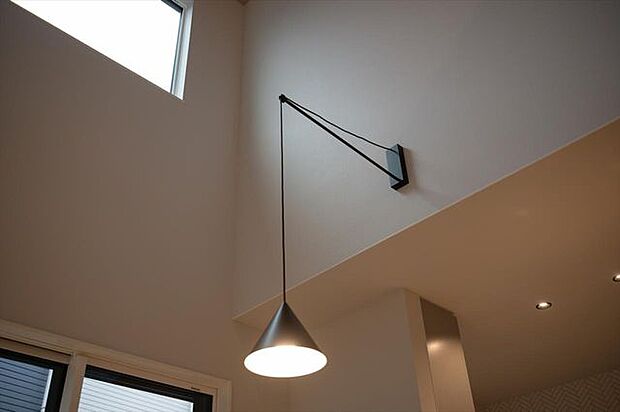 建物は狭山不動産（株）SAN+（サンプラス）高性能ZEH住宅（太陽光設置プラン案）の本体面積28.5〜30坪迄目安、坪単価約61.6万円（税込）で建築可能。