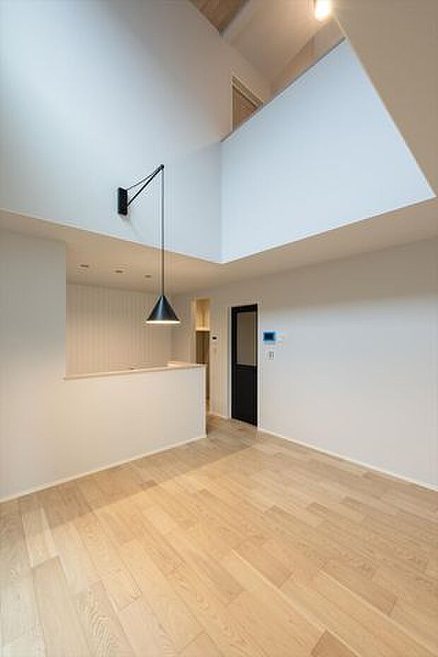 建物は狭山不動産（株）SAN+（サンプラス）高性能ZEH住宅（太陽光設置プラン案）の本体面積28.5〜30坪迄目安、坪単価約61.6万円（税込）で建築可能。