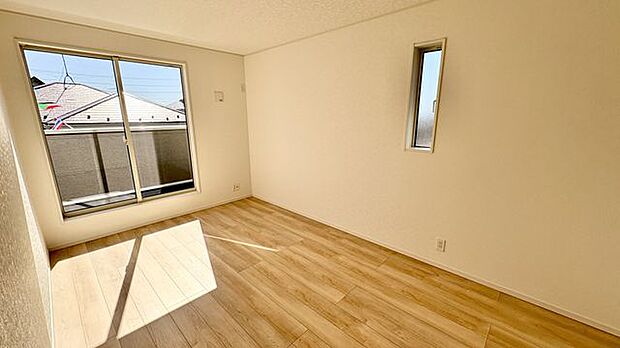 2F 洋室7.5帖 バルコニーからの陽光がたっぷり入ります