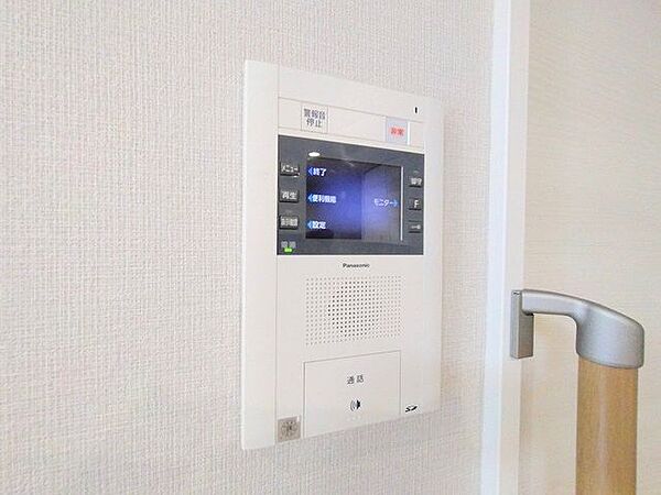来客を一目で確認できるテレビモニター付きインターホンです。