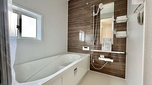 バスユニットはゆとりの1坪タイプ。仕事や学校、部活動で疲れて帰ってきた家族のリラックスタイムを演出してくれます…お子様と一緒でも余裕の広さです！