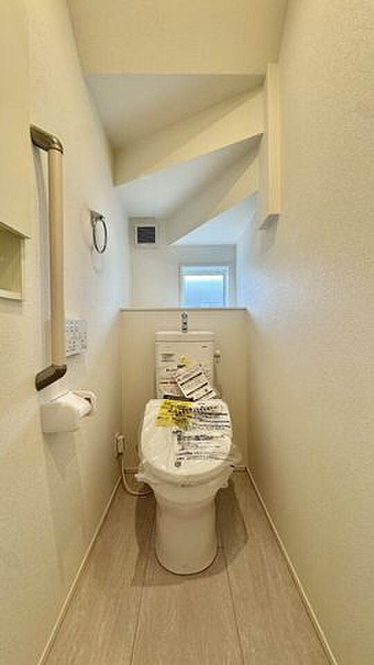 1階トイレ　冬場でも冬場でもひやっとしない温水洗浄便座を採用。