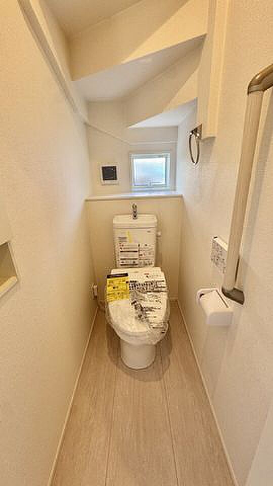 1階トイレ 冬場でもひやっとしない温水洗浄便座を採用。