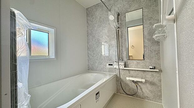 バスユニットはゆとりの1坪タイプ。仕事や学校、部活動で疲れて帰ってきた家族のリラックスタイムを演出してくれます…お子様と一緒でも余裕の広さです!