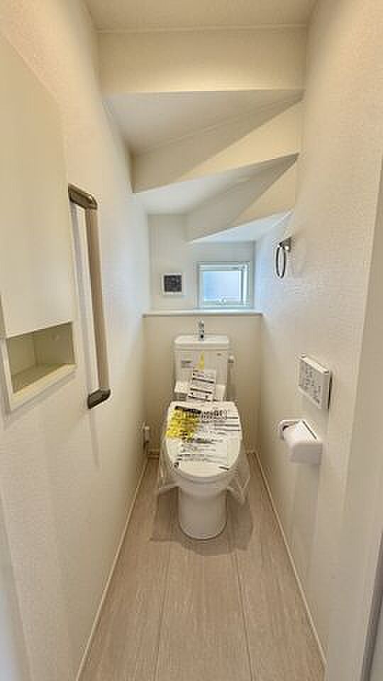 1階トイレ 冬場でもひやっとしない温水洗浄便座を採用。