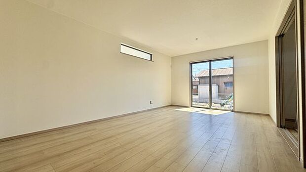 リビング　広々17帖！！嬉しいリビング収納あり！！