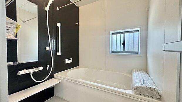 バスユニットはゆとりの1坪タイプ。仕事や学校、部活動で疲れて帰ってきた家族のリラックスタイムを演出してくれます…お子様と一緒でも余裕の広さです！