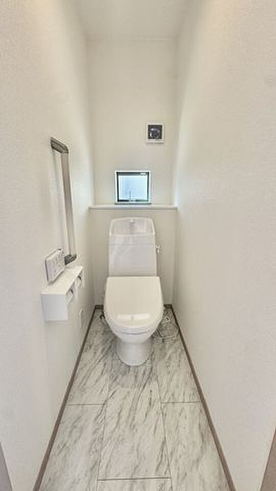 トイレ冬場でもひやっとしない温水洗浄便座を採用。