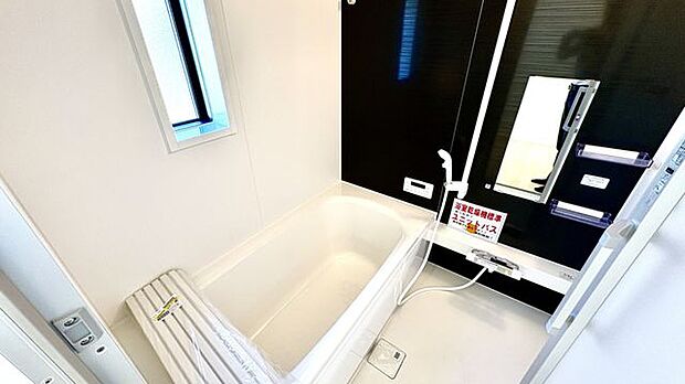 ユニットバスはゆとりの1坪タイプ。仕事や学校、部活動で疲れて帰ってきた家族のリラックスタイムを演出してくれます…お子様と一緒でも余裕の広さです!