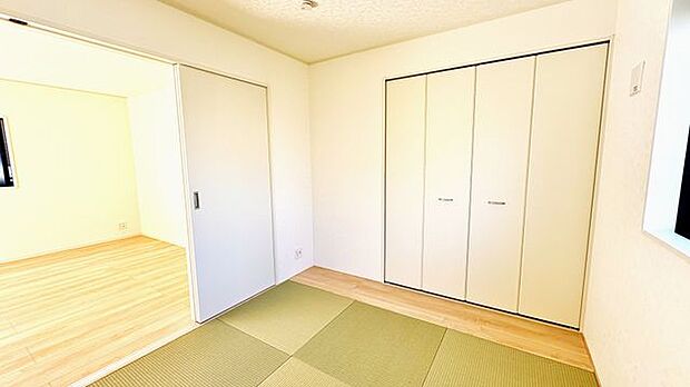 リビングの隣の和室はモダンな和洋室!お客様が多い時もリビングと繋げても癒しの空間です