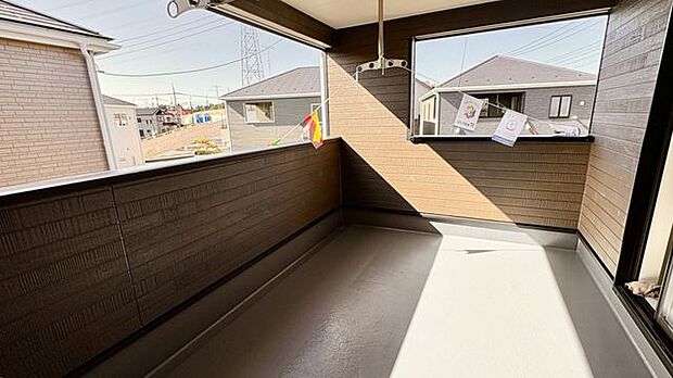 インナーバルコニーなので、洗濯物を干すだけでなく、晴れた日は、風を感じながらティータイムで気分転換もできます。