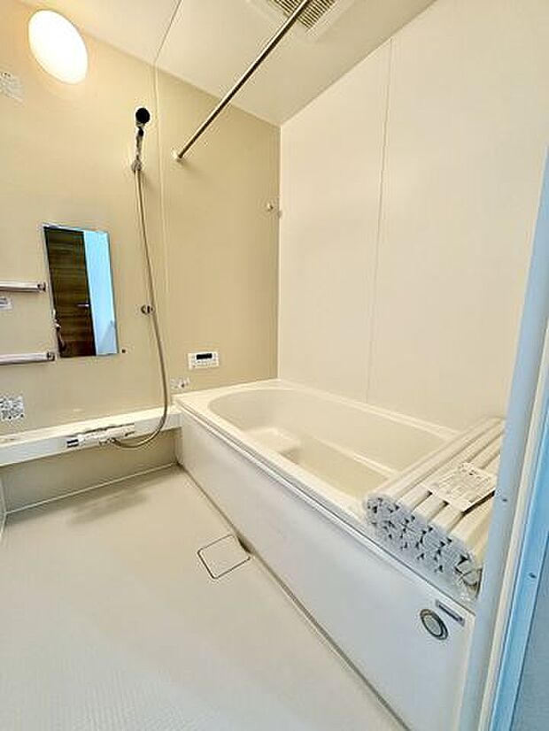 バスユニットはゆとりの1坪タイプ。仕事や学校、部活動で疲れて帰ってきた家族のリラックスタイムを演出してくれます…お子様と一緒でも余裕の広さです！