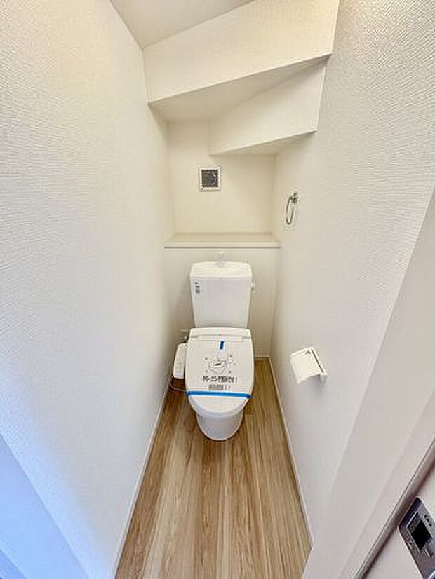 1階トイレ冬場でもひやっとしない温水洗浄便座を採用。