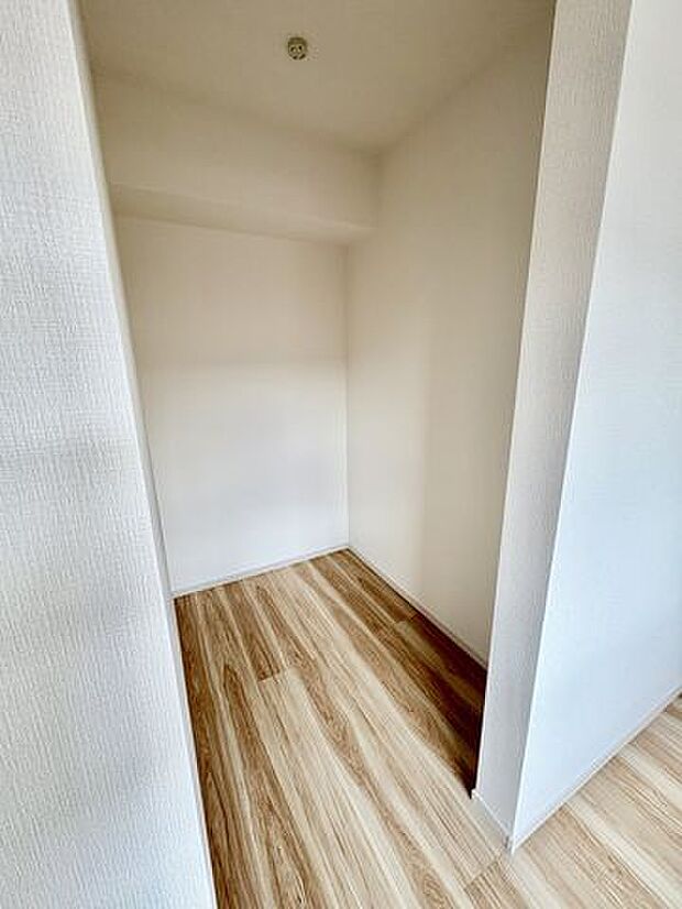 2階洋室6.7帖ウォークインクローゼット