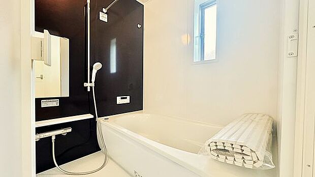 バスユニットはゆとりの1坪タイプ。仕事や学校、部活動で疲れて帰ってきた家族のリラックスタイムを演出してくれます…お子様と一緒でも余裕の広さです！