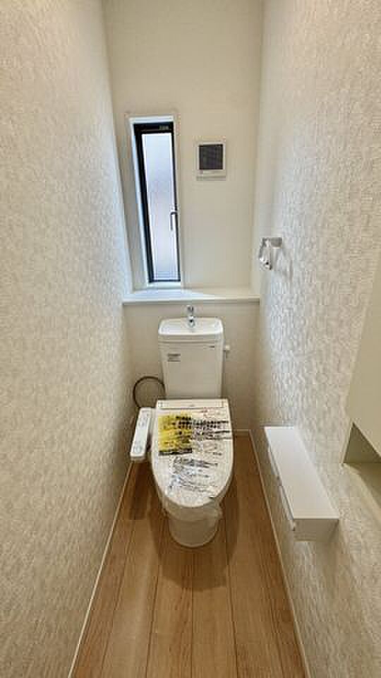 1階トイレ冬場でもひやっとしない温水洗浄便座を採用。