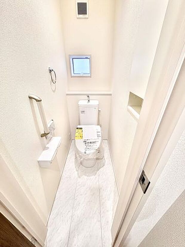 1階トイレ冬場でもひやっとしない温水洗浄便座を採用。