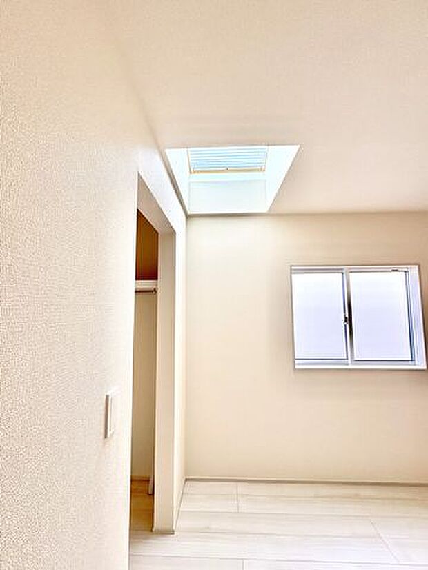 2階洋室5.25帖 自然光がお部屋を明るくする天窓