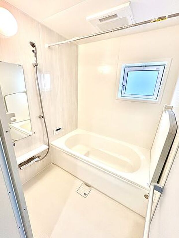 バスユニットはゆとりの1坪タイプ。仕事や学校、部活動で疲れて帰ってきた家族のリラックスタイムを演出してくれます…お子様と一緒でも余裕の広さです!