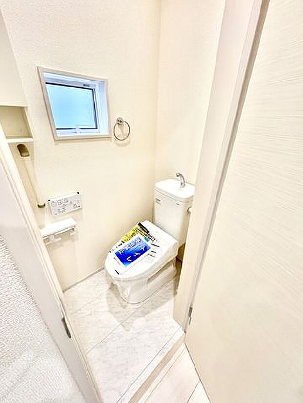 1階トイレ冬場でもひやっとしない温水洗浄便座を採用。