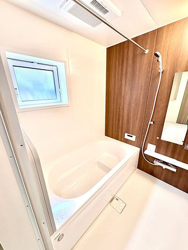 バスユニットはゆとりの1坪タイプ。仕事や学校、部活動で疲れて帰ってきた家族のリラックスタイムを演出してくれます…お子様と一緒でも余裕の広さです！