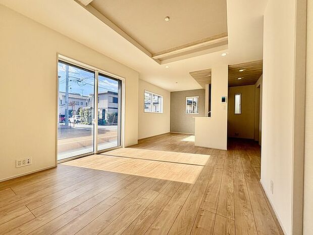 キッチンまで陽の光がはいる明るいリビング