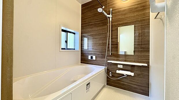 バスユニットはゆとりの1坪タイプ。仕事や学校、部活動で疲れて帰ってきた家族のリラックスタイムを演出してくれます…お子様と一緒でも余裕の広さです！