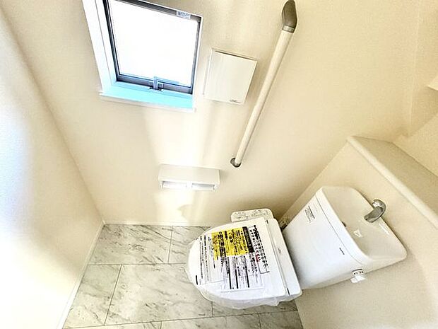 1階トイレ冬場でもひやっとしない温水洗浄便座を採用