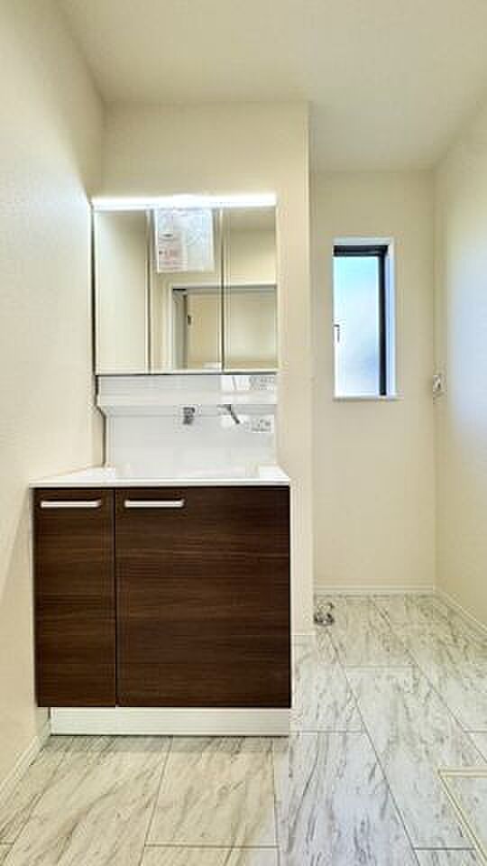 洗面化粧台　3面鏡で使いやすいです。