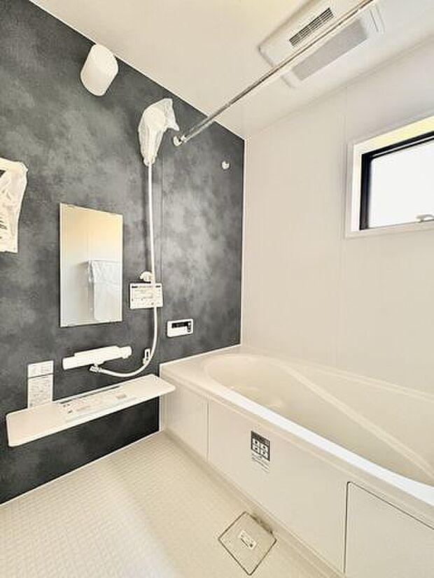 バスユニットはゆとりの1坪タイプ。仕事や学校、部活動で疲れて帰ってきた家族のリラックスタイムを演出してくれます。お子様と一緒でも余裕の広さです！