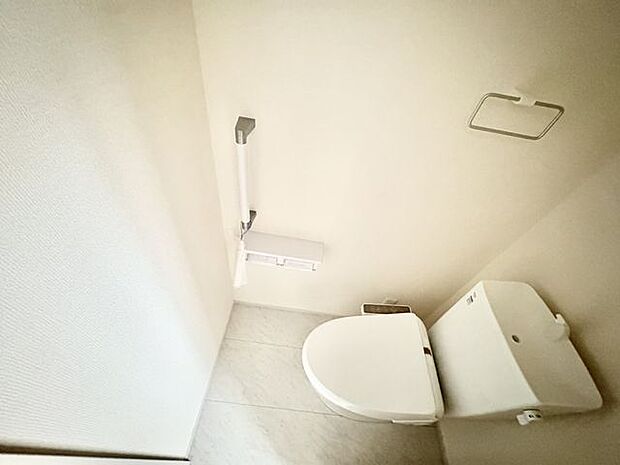 1階トイレ　冬場でもひやっとしない温水洗浄便座を採用。
