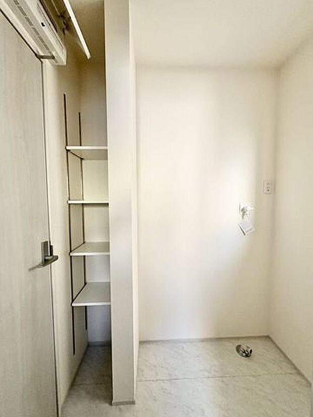 洗面脱衣室の収納棚！フェイスタオルやバスタオルも収納でき便利です。