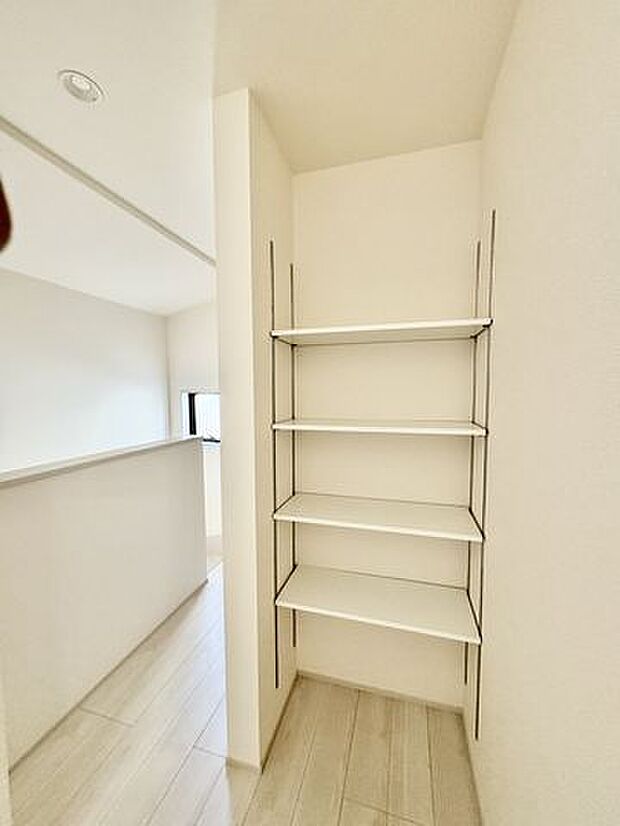 2F 階段横収納　頻繁に使いそうなショッピングバッグや小物を置くのに便利な収納棚