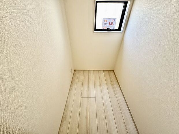 1F 納戸1.5帖　窓付で換気もできます