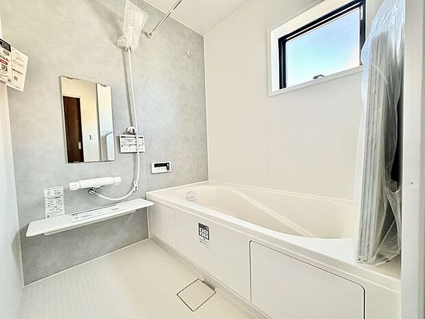 バスユニットはゆとりの1坪タイプ。仕事や学校、部活動で疲れて帰ってきた家族のリラックスタイムを演出してくれます…お子様と一緒でも余裕の広さです!