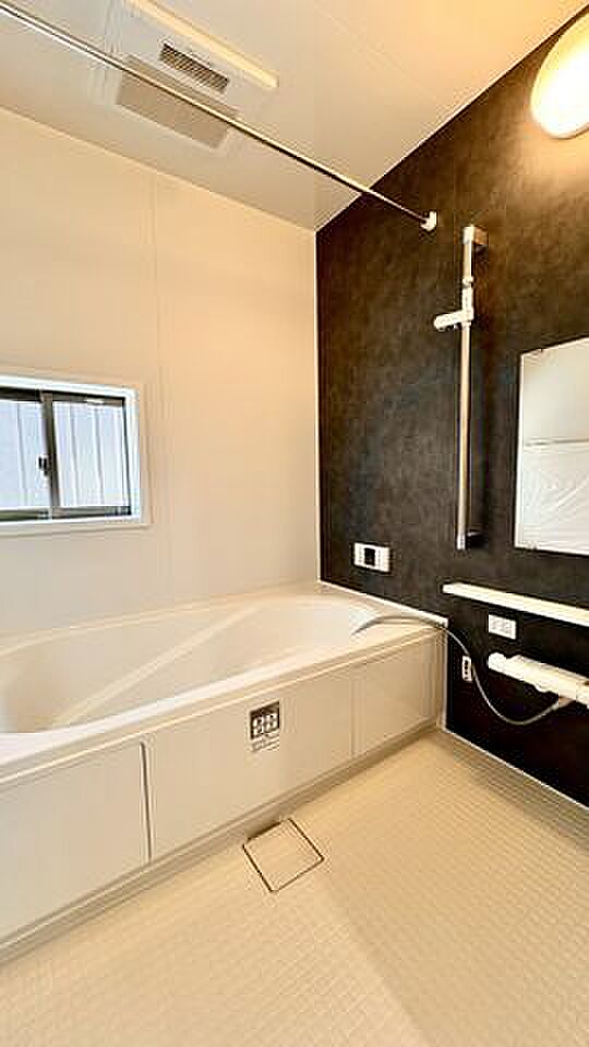バスユニットはゆとりの1坪タイプ。仕事や学校、部活動で疲れて帰ってきた家族のリラックスタイムを演出してくれます…お子様と一緒でも余裕の広さです！