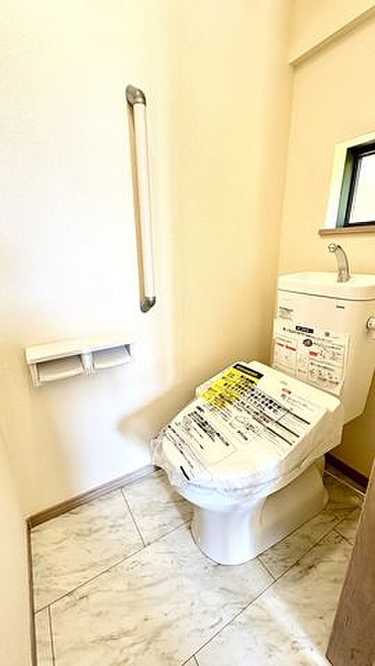 トイレ　冬場でもひやっとしない温水洗浄便座を採用。