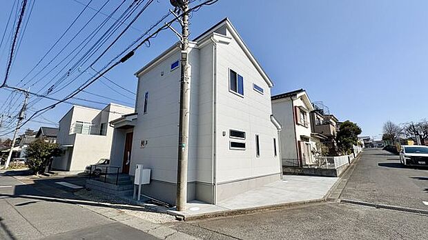 現地外観　三方角地！陽当り良好！開放感あり！